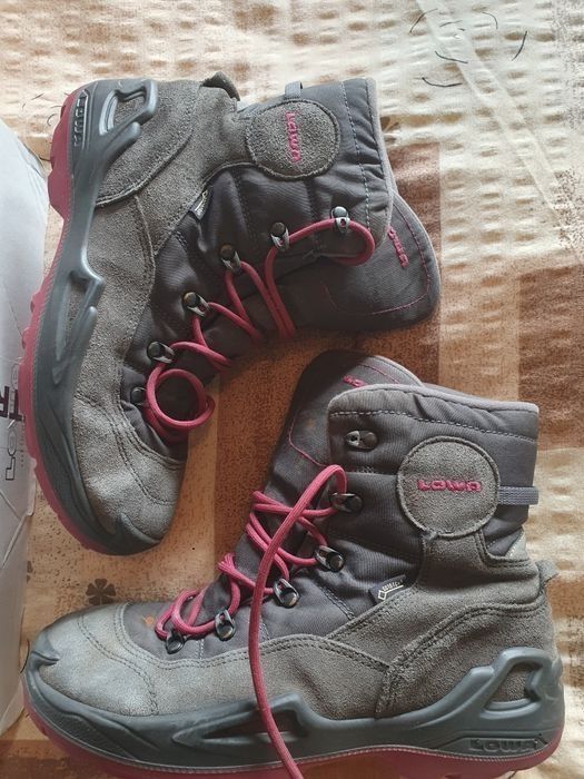 Обувки Lowa, номера 38,5 , 39 и 36.