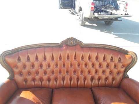 Canapea cu doua fotoli din piele chesterfield vintage