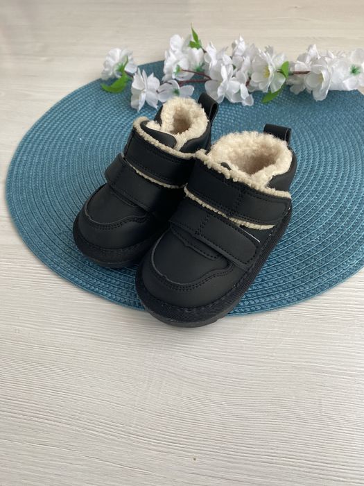 Продам детские ботинки