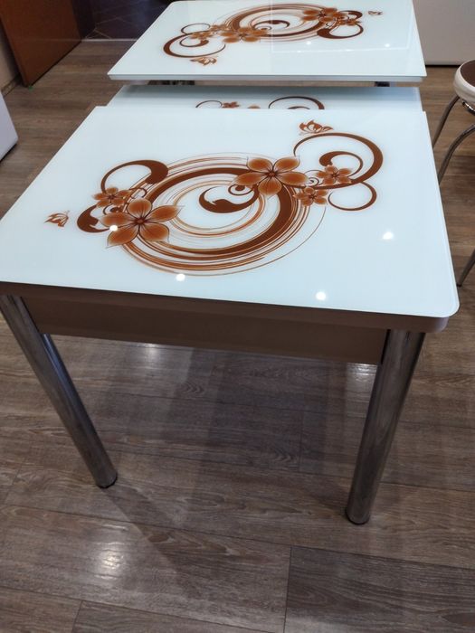 Стъклена маса за хол и кухня