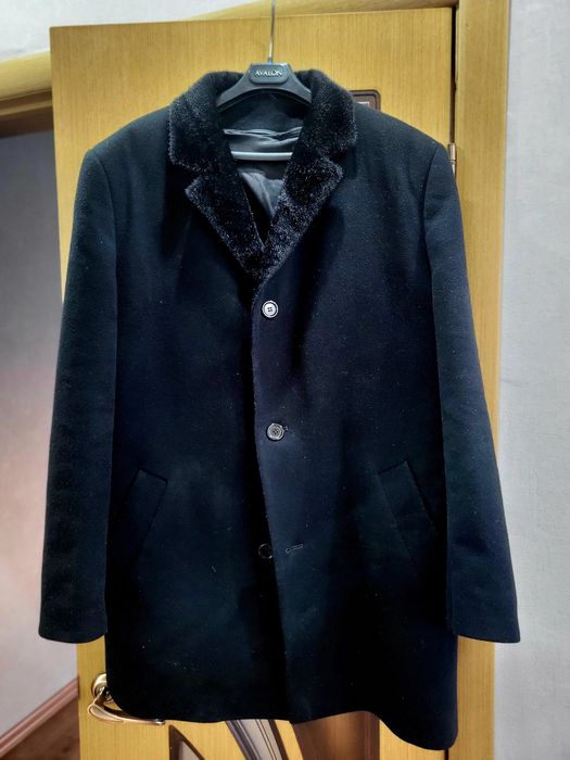 Продам пальто и две куртки. Дешёво.