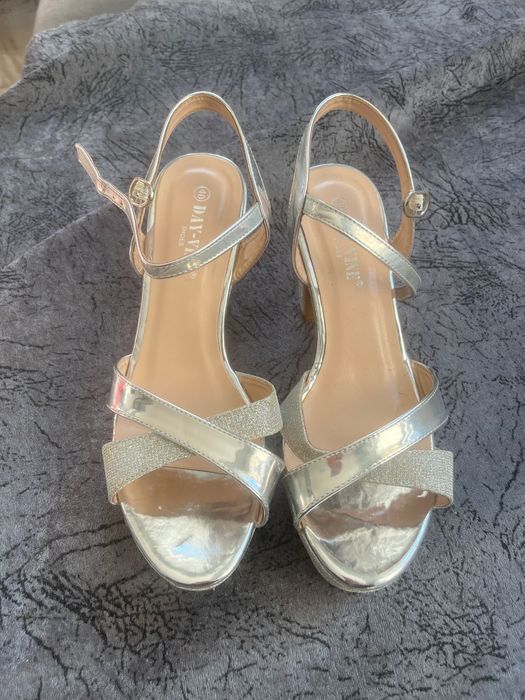 Дамски сандали на ток – сребристи – номер 40