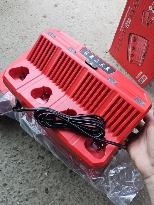 Încărcător Milwaukee M12 C4