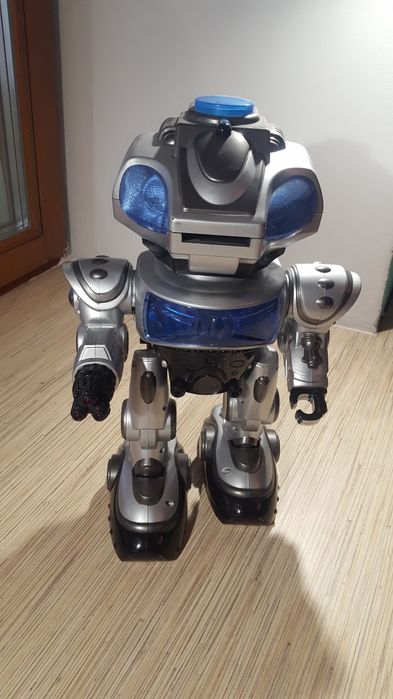 Детские игрушки-роботы