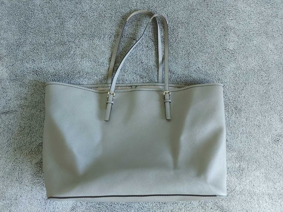 Дамска чанта Michael Kors Jet Set Saffiano Bag със сребристи капси.