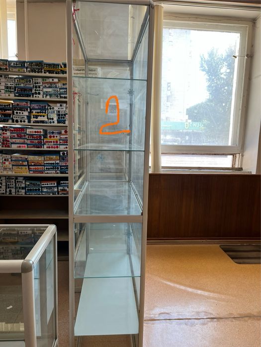 Высокие витрины для магазина — срочно, часть продана