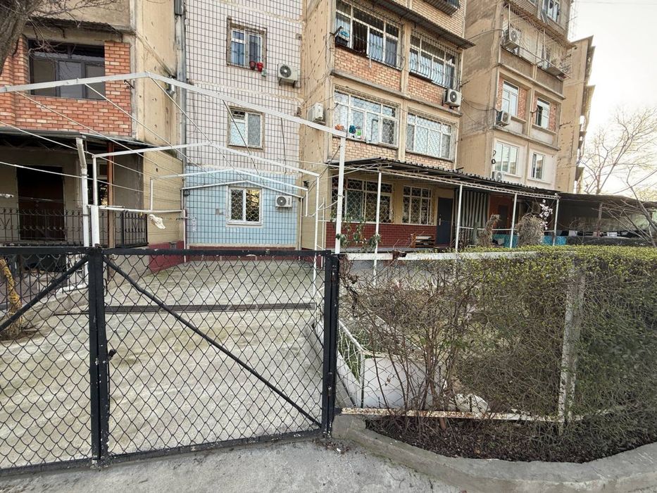 5 xonali dom 1 etaj hovlisiyam bor