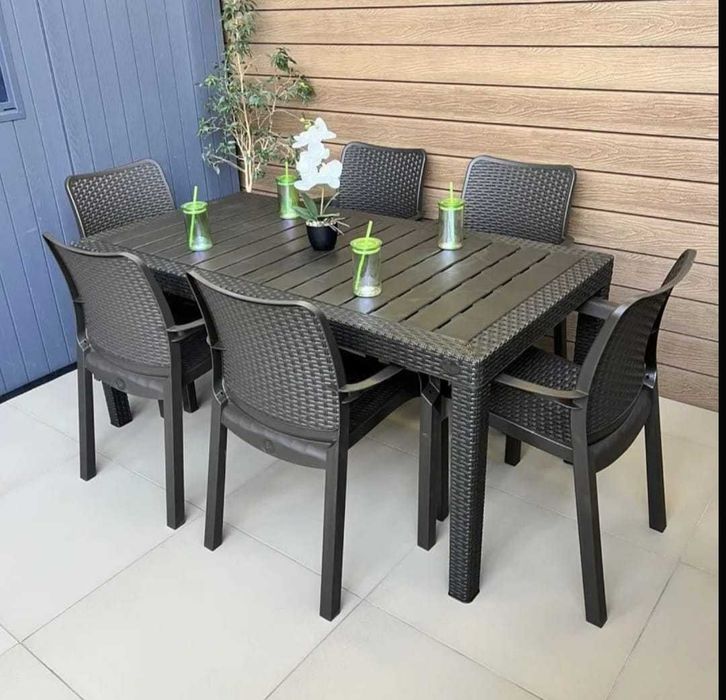 Стол и стулья пластиковые