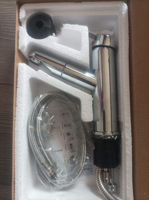 Стоящ смесител с  издърпващ се душ