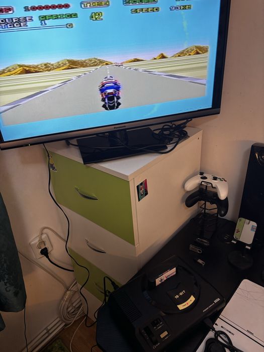 Sega Mega Drive Complet (Alimentator, Cablu Video, Controller si Joc Super HangOn
