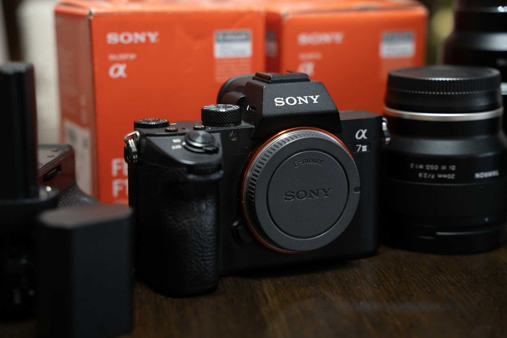 Sony A7 III, Sony 35mm , Sony 85mm , Tamron 20mm , Grip, Baterie