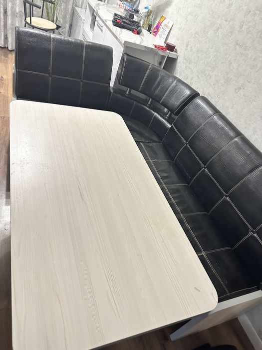 Кухонный уголок и стол со стульями