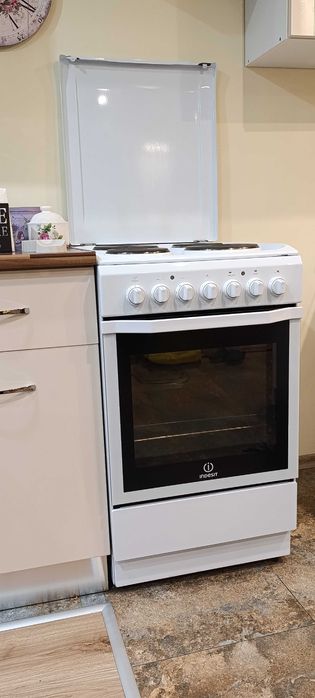 Готварска печка Indesit I5E52E(W) – вентилатор, грил, таймер, отлична.