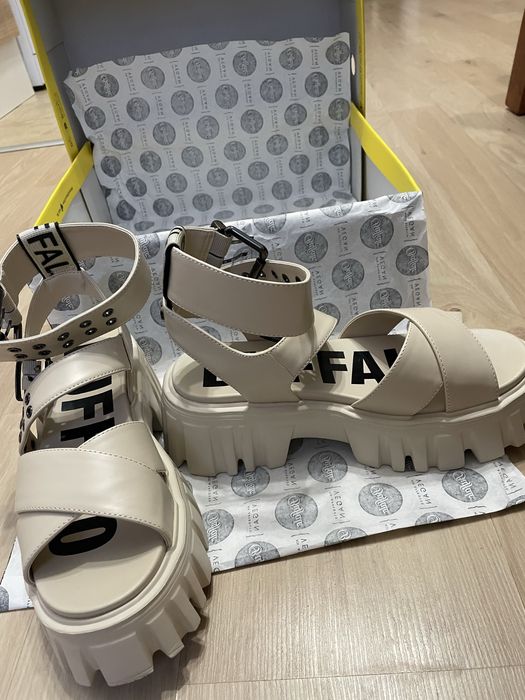 Сандали на платформа Buffalo, бежови