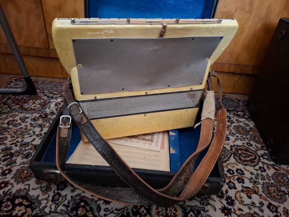 Акордеон със седефени клавиши