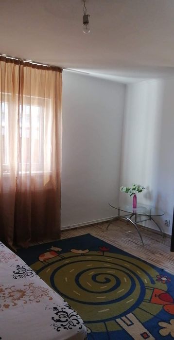 Închiriez  cameră la curte