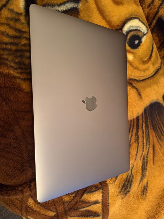 MacBook Pro 15 inch , 2019 , 2.6 I7 , 16GB