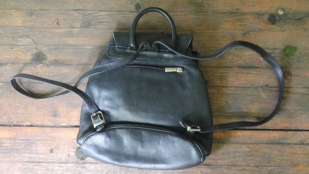 Vând ghiozdan negru de piele