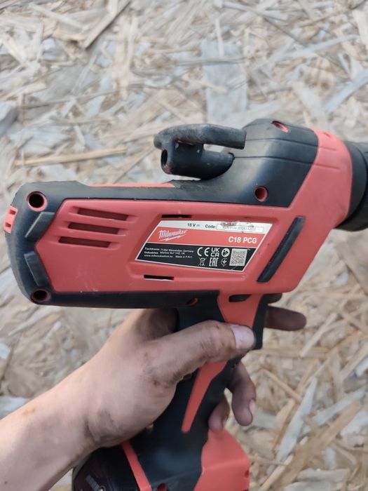 Vândut !!! Scule M18 Milwaukee pistol de silicon+baterie de 5.0ah