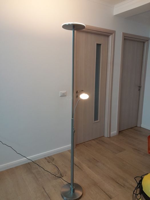 Lampadar cu lumina calda și rece