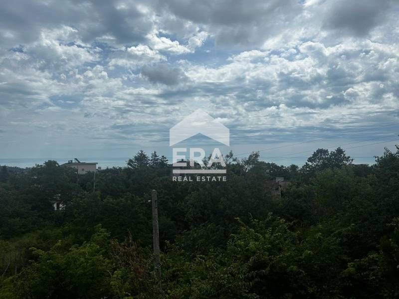 Тристаен, обзаведен, югоизточен апартамент за продажба, с морска панор