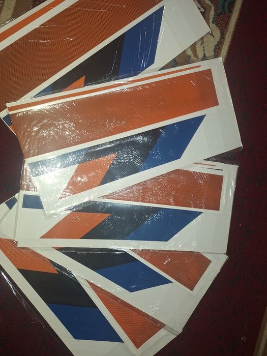 Avto nakleyka damas, va bowqa turdagi nakleykalar.