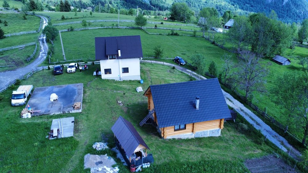 Proprietate montană cu două cabane ,5000 mp teren în Costești Albac .