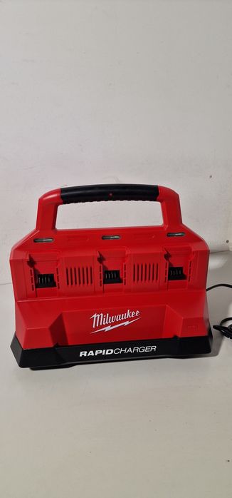 Statie incarcare Milwaukee packout  an 2026 Rapid chargher Milwaukee