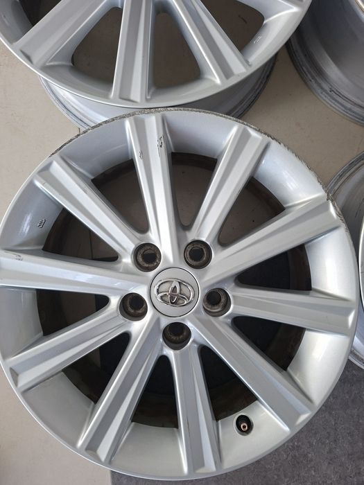 Продам диски р17 тойота оригенал.