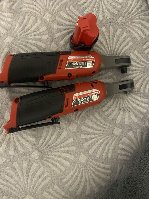 Milwaukee cheie 1/2 si 3/8 cu baterie inclusa de 2 amperi