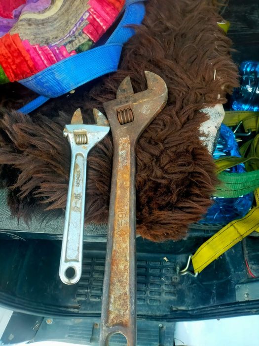 Продам   большой разводной ключ