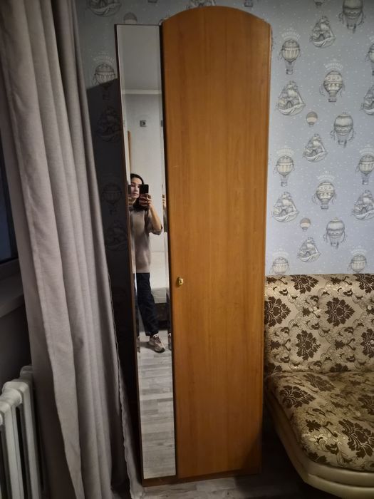 Шкаф пенал в среднем состоянии