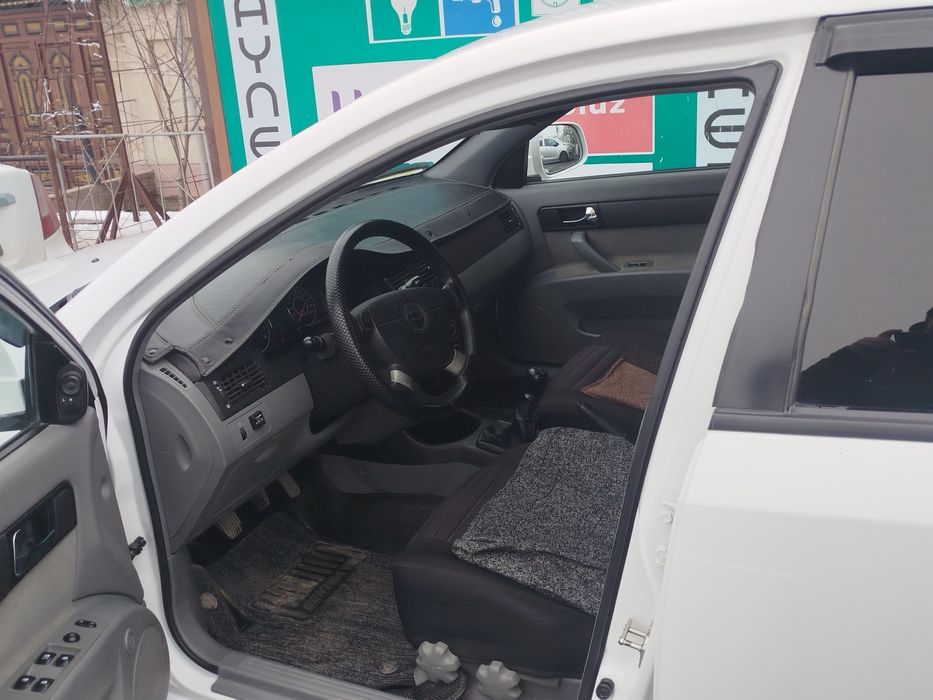 Автомобиль gentra сотилади