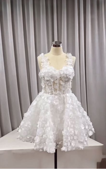 Бяла официална рокля