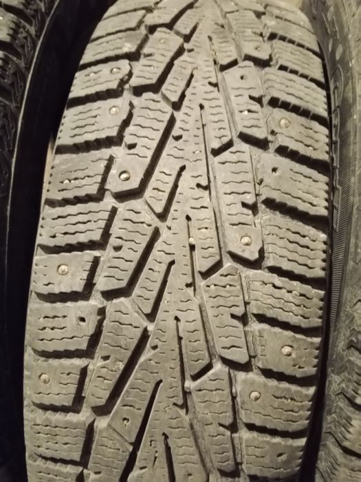 Продам шипованные шины на15