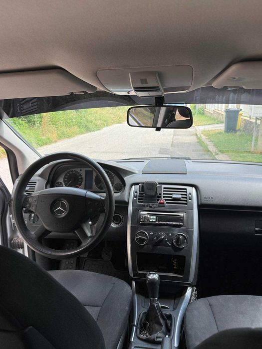 Продавам Мерцедес Б180