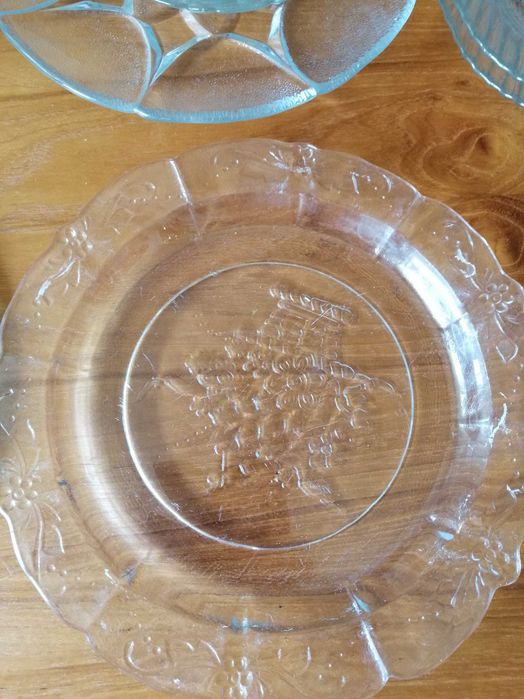 Красиви чинии и купи от стъкло