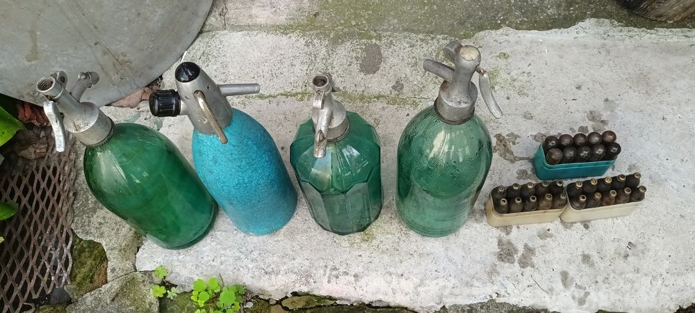 Sticle vechi Sifon cu 3 cutii cu elemenți de încărcare ff vechi 4 buc.