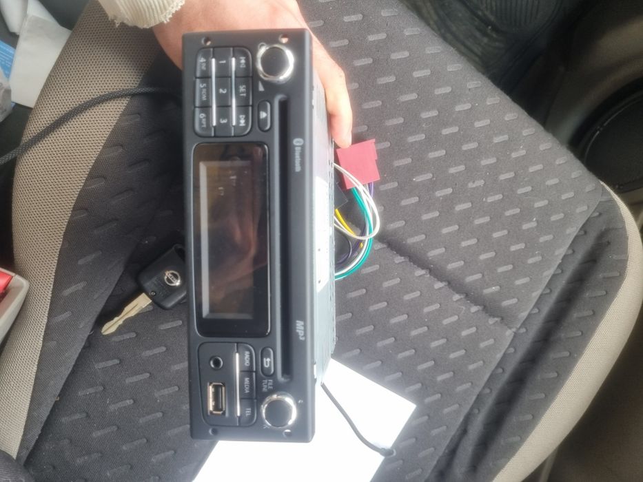 Vând radio cd dacia logan 2