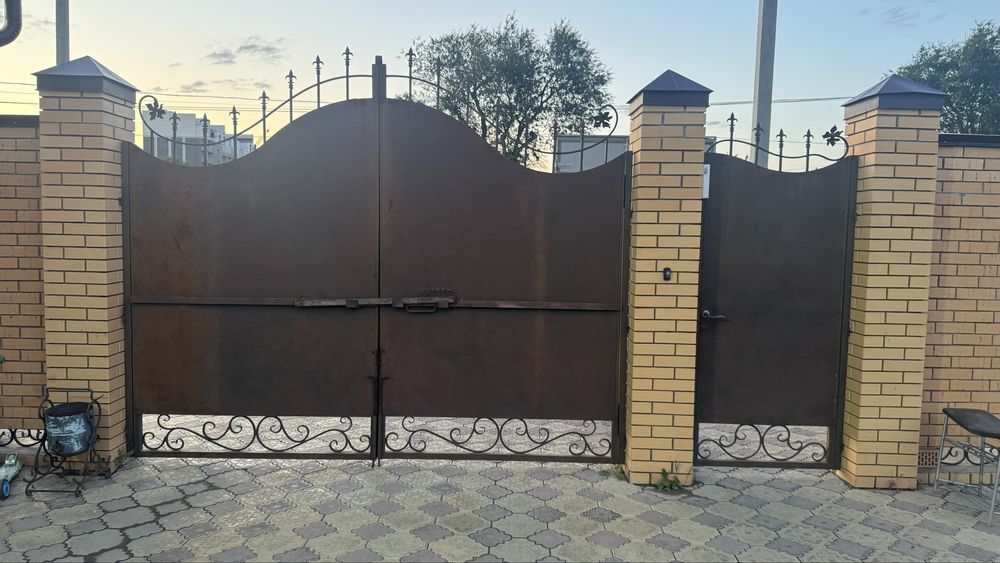 Ворота с дверю в комплекте