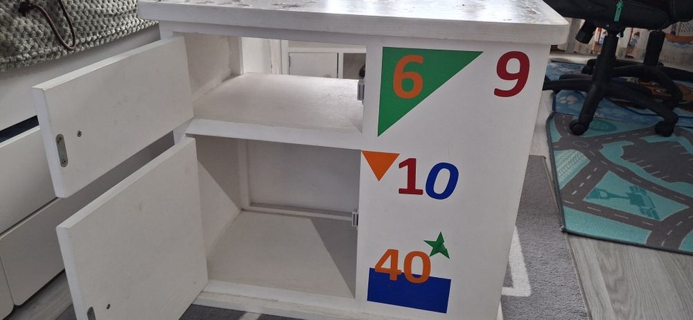 Монтесори шкаф за игра и рафт за стена