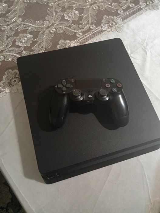 Продается playstation 4 slim память 500гб в хорошем состоянии
