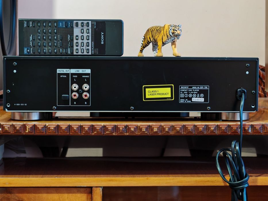 Cd player top. Sony CDP-790. Telecomanda originală. Ca nou. Preț fix !