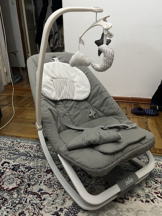 Продам детский шезлонг Joie