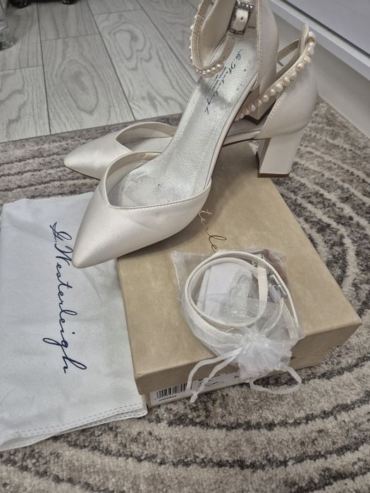 Rochie de mireasă Luada Style NV08 Natalia 2026 + pantofi G. Westerleigh + accesorii