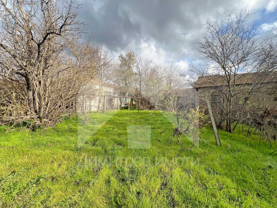 Продава се тухлена къща в гр. Плиска с двор 1200 кв.м. и КЛАДЕНЕЦ.