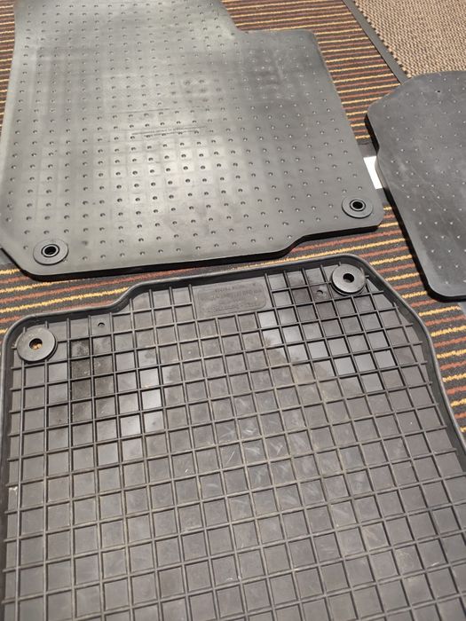 Продавам гумени стелки с кант оригинални за Голф 4