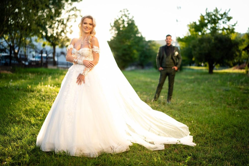 Rochie eleganta cu trena, corset si sclipici + voal, manusi si cerc