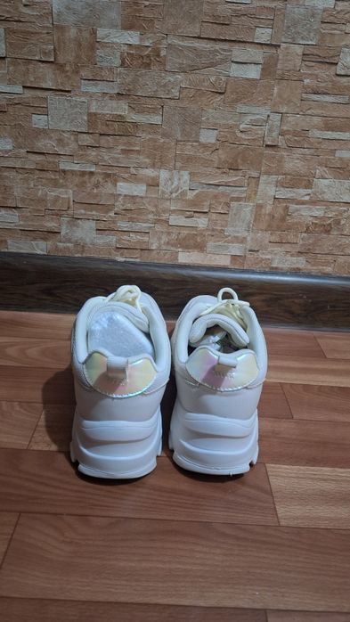 Продаются кроссовки . По 7000 . Б/У