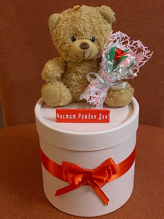 Кутия за подарък декорация мече с букет от сатенени рози